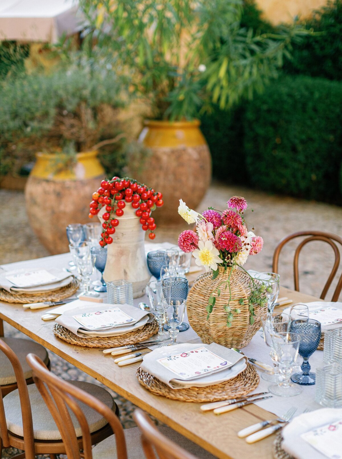 welcome-dinner-table-details-wicker-pink-blue