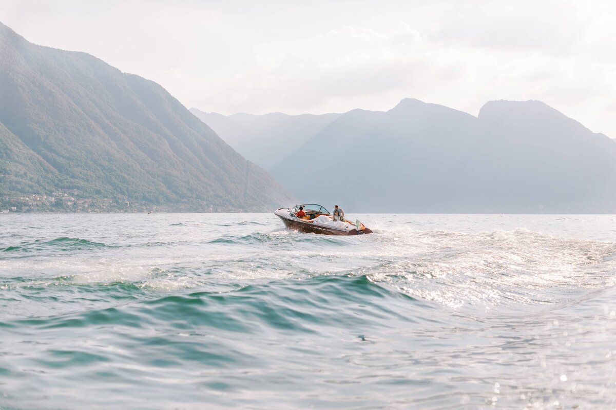 Bröllopspar åker iväg i en båt på Comosjön