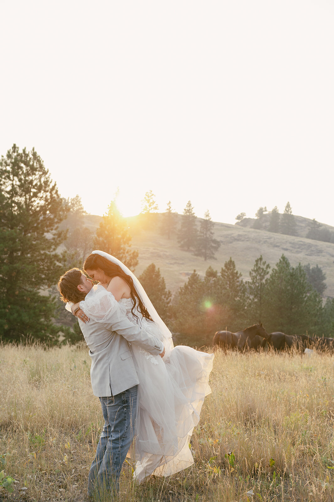 presley-gray-photo-wild-horse-montana-elopement-0298