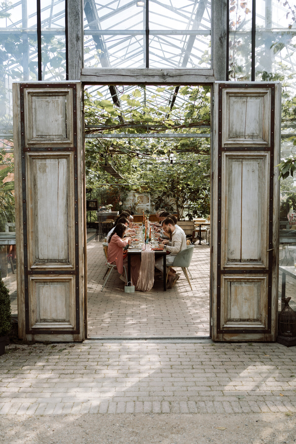 rouwfotograaf legt intieme bruiloft vast bij In de Kas bij Winnsen – diner vol met lievelingsmensen 