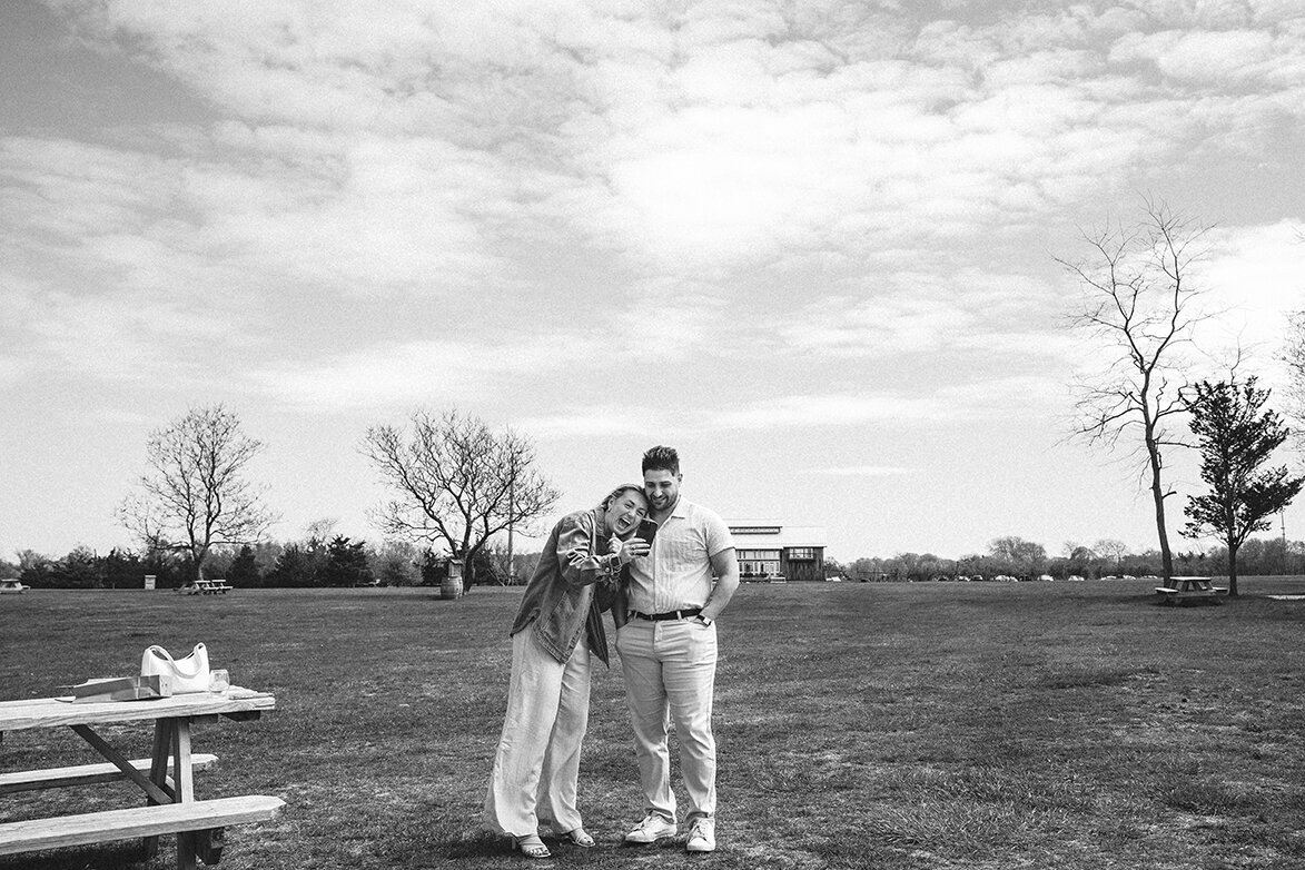wedding-proposal-engagement-kontokosta-winery-greenport-newyork-miraparkphotography-7-bw