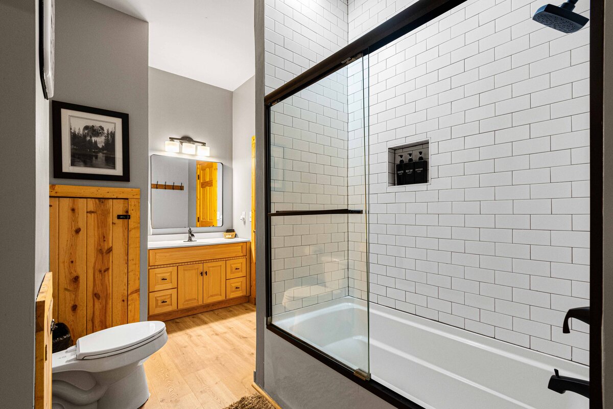 Downstairs Master Bed & Bath (6)