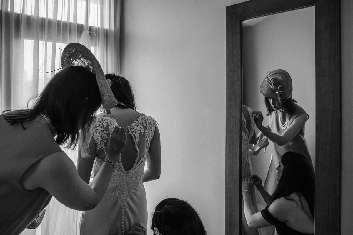 54 dun-laoghaire-bride-gets-ready