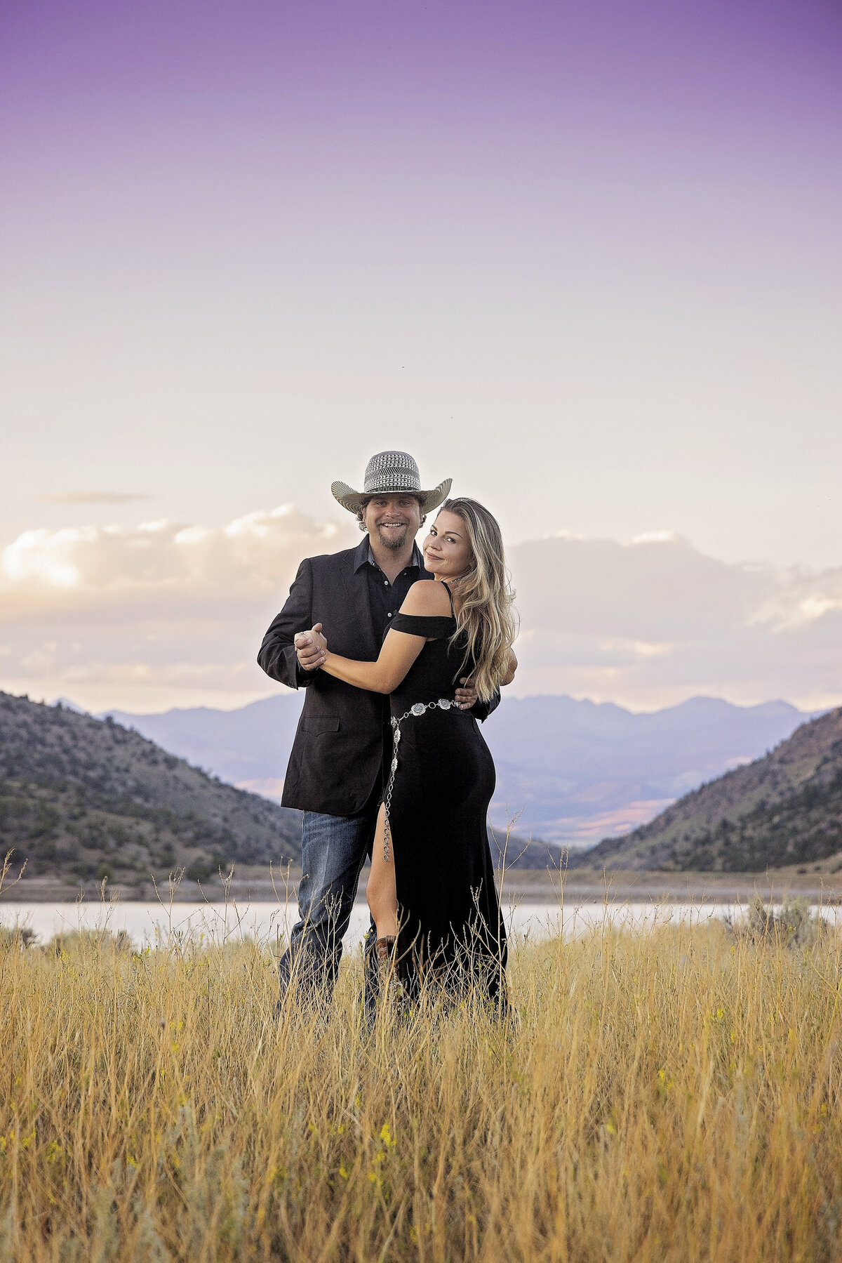Shanna-Mae-Photography-Montana-Photographer-Engagement-Couples-Classy-Western-Mountains-Sunset-Ennis-Bozeman-010