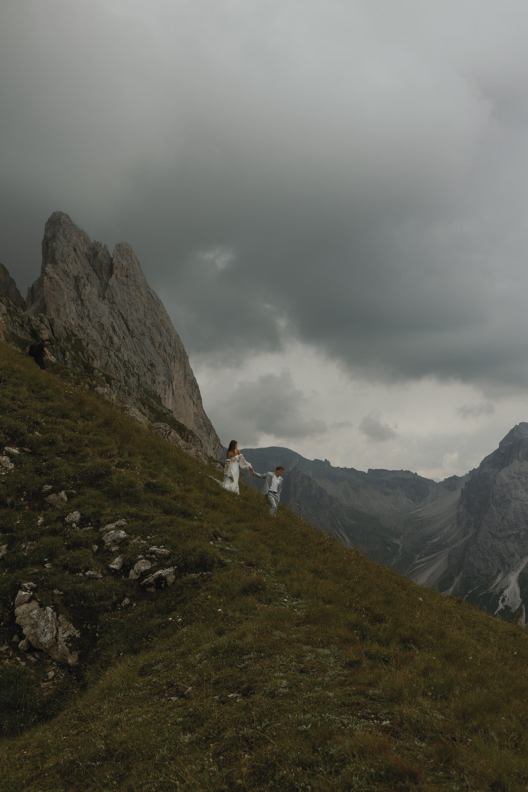 destination-wedding-elopement-photographer-italy-dolomites-seceda-documentary-tanya-davids-photo-film-145