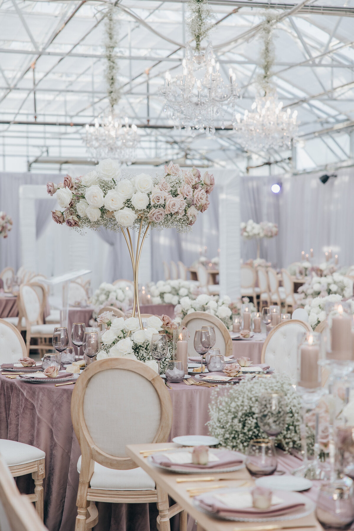Exquisite wedding dinner with lavender tablecloths decorated with blush roses