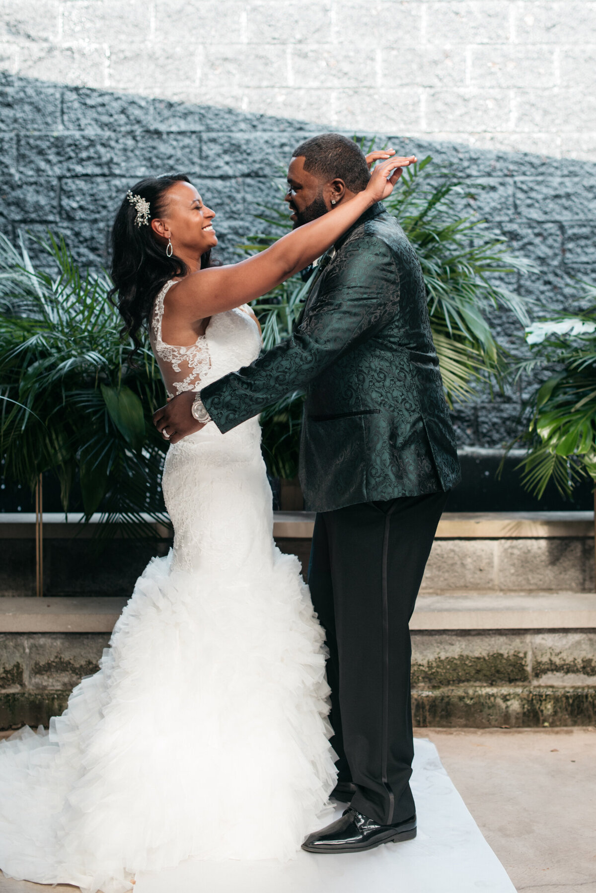 Leslie-Rodriguez-Photography-downtown-Louisville-Industrial-Wedding-21