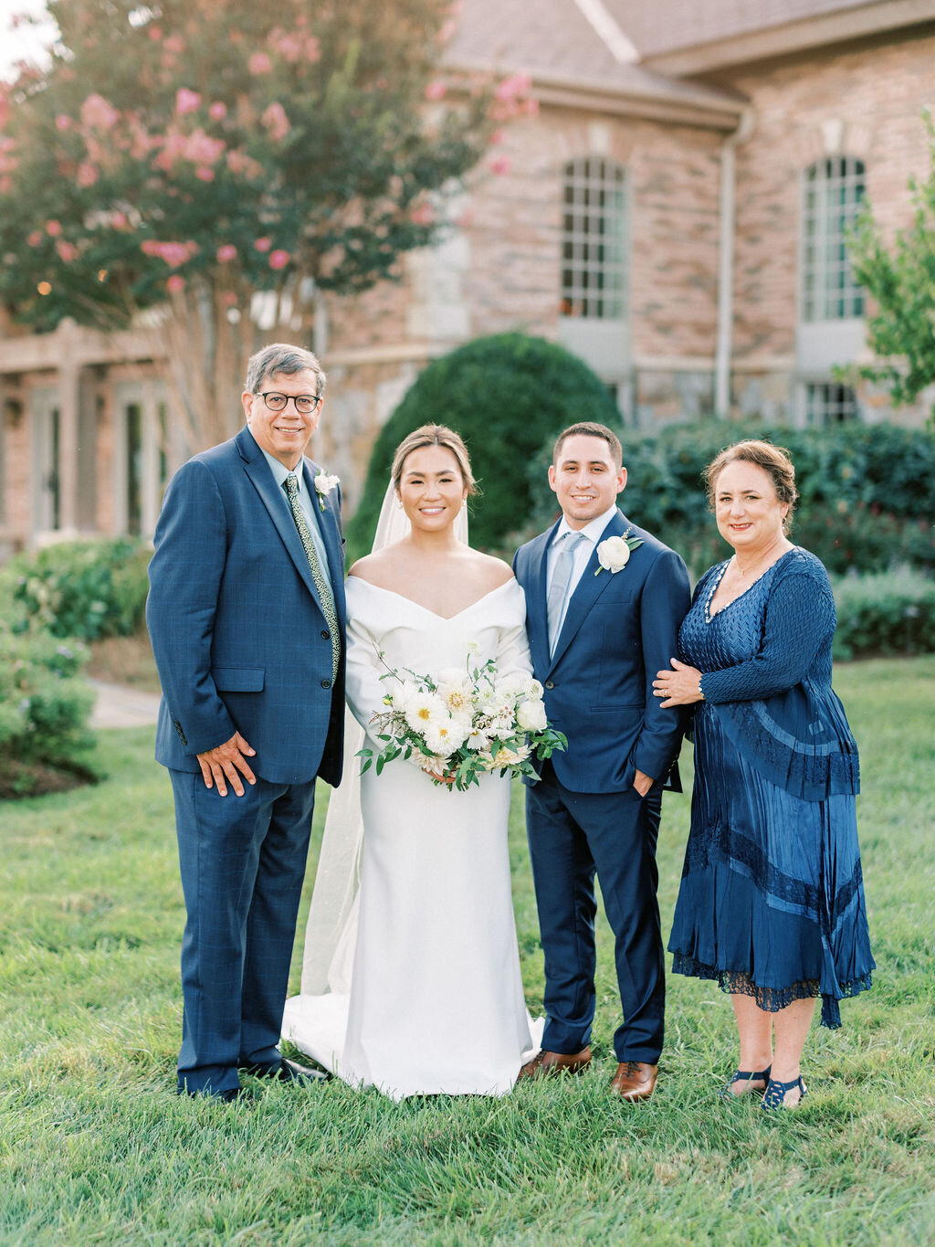 Leslie&Ricardo_EarlyMountainVineyardWedding_SneakPeek-73