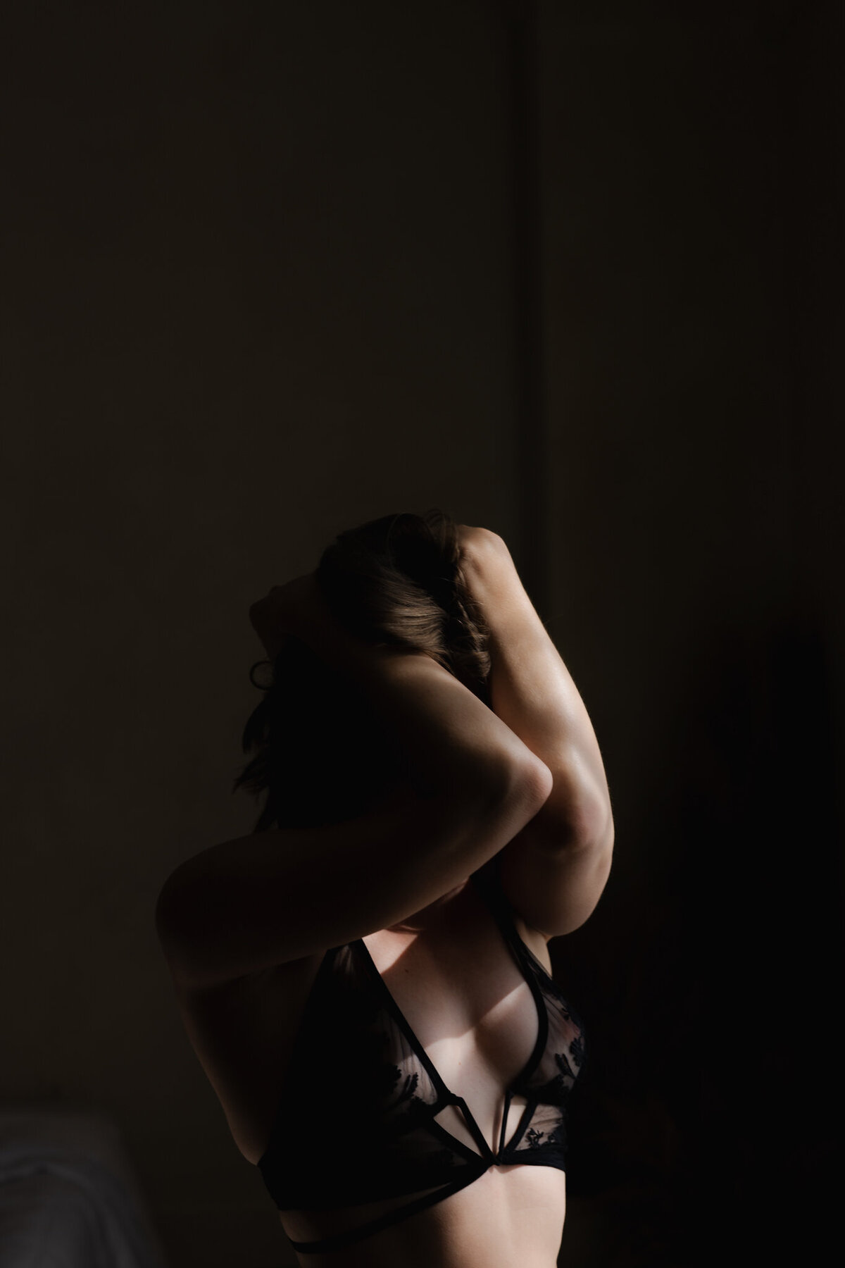 sensual image of a woman and her curves captured by Los Angeles boudoir photographer