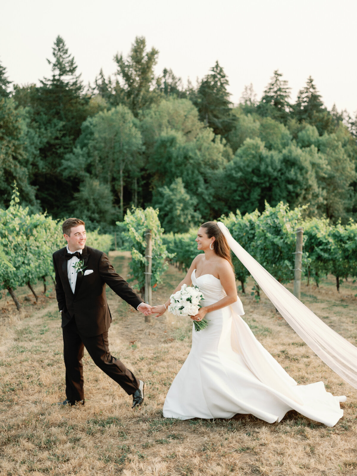 wedding-at-oswego-hills-vineyard-winery-portland-oregon-by-the-tenneys-photography-42
