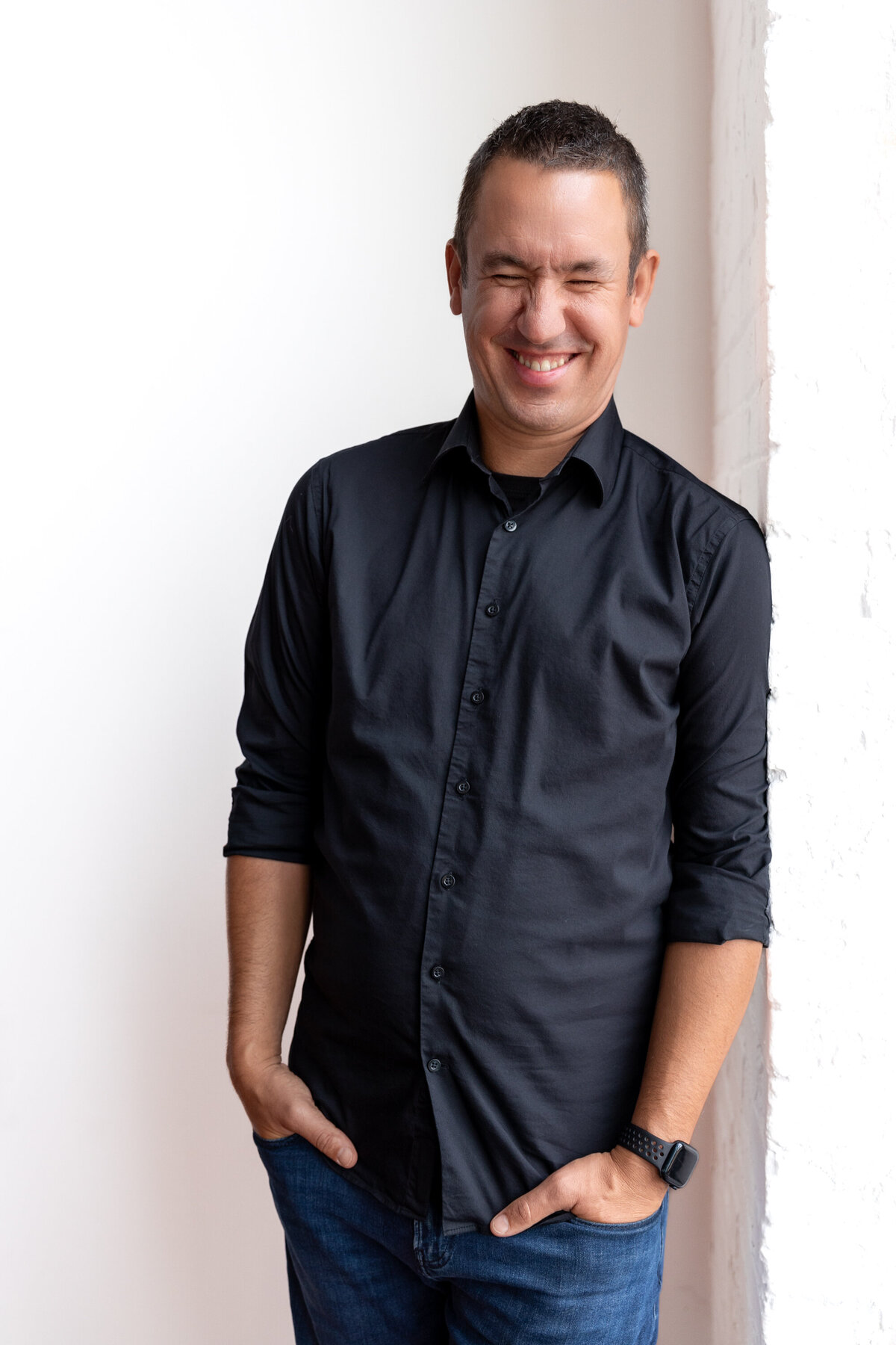 Jeune homme vêtu de noir et jeans en lumière naturelle Photo de studio Montréal