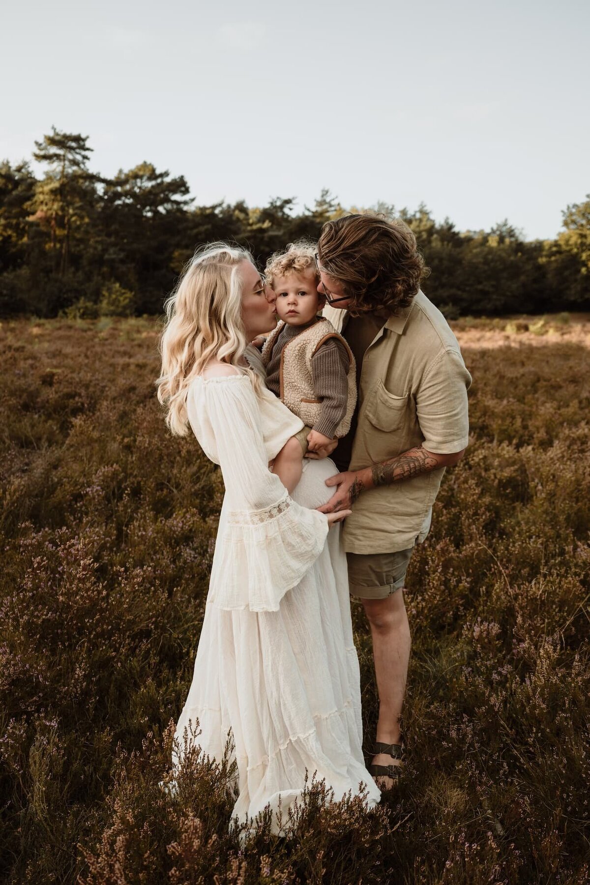 zwangerschapsshoot gezin in heide door fotograaf Eline Hemelt