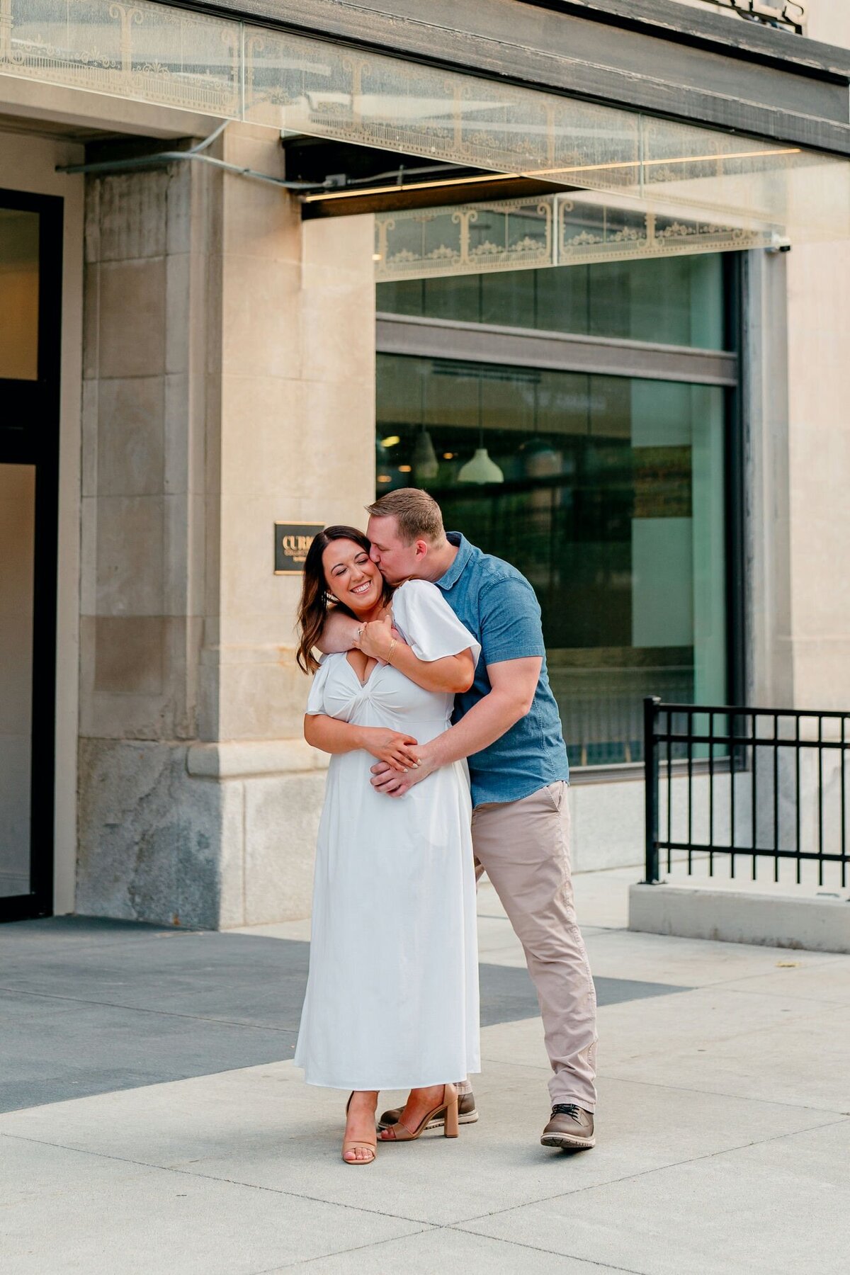 intimate-moment-city-shoot