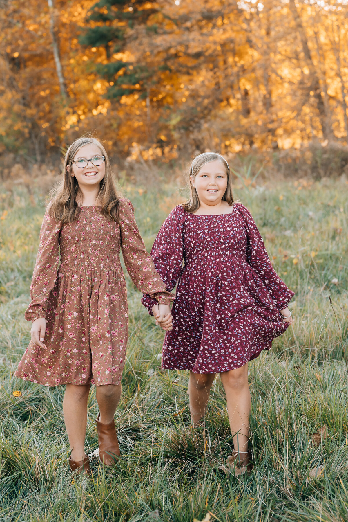 sisters-walking-fall-colors