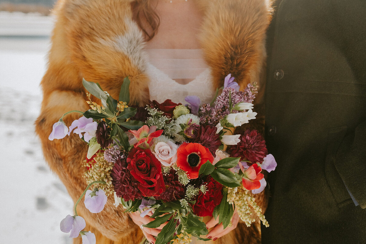 winter-snow-wedding-five-pine-lodge-oregon-venue-february-sun-colorful-western-chic-fur-blankets-candles01134