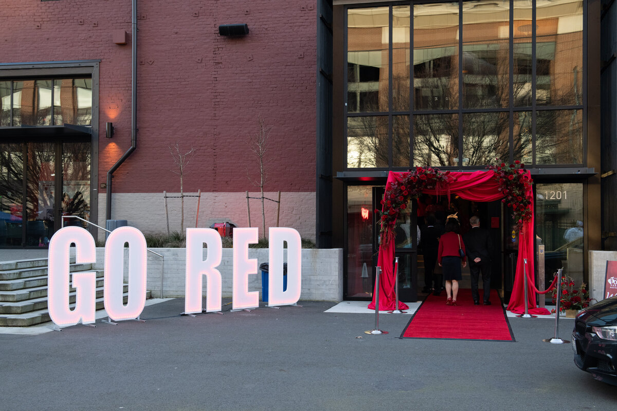 Red-Flowers-for-Fundraiser-Gala-Flora-Nova-Design-Seattle-00017