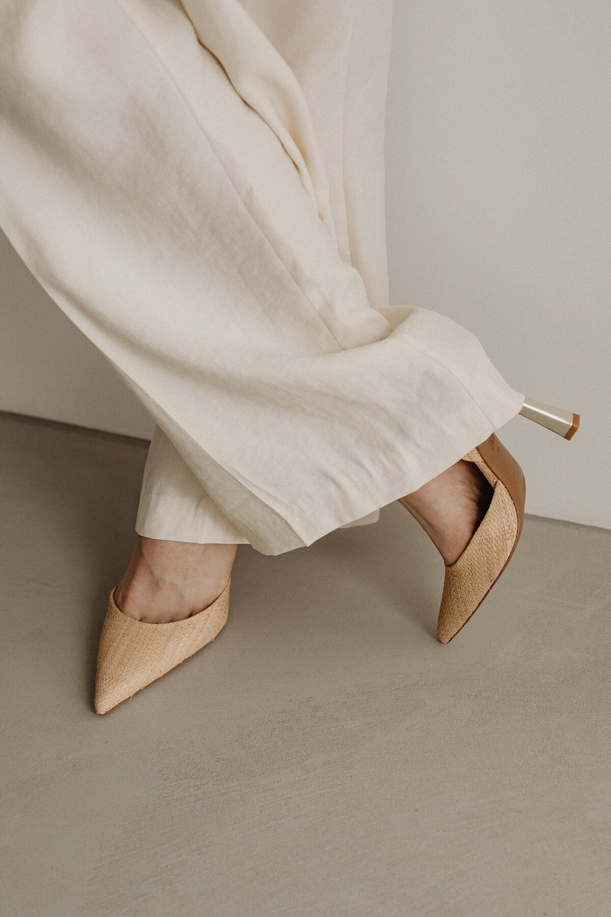 kaboompics_simplistic-sophistication-a-fashion-photoshoot-with-a-stunning-model-in-neutral-minimalist-outfits-30951