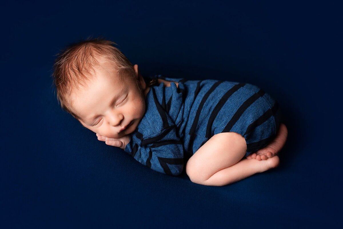 mobile-in-home-newborn-photography-vancouver-fraser-valley_baby-boy-blue-striped-romper-bumup-pose