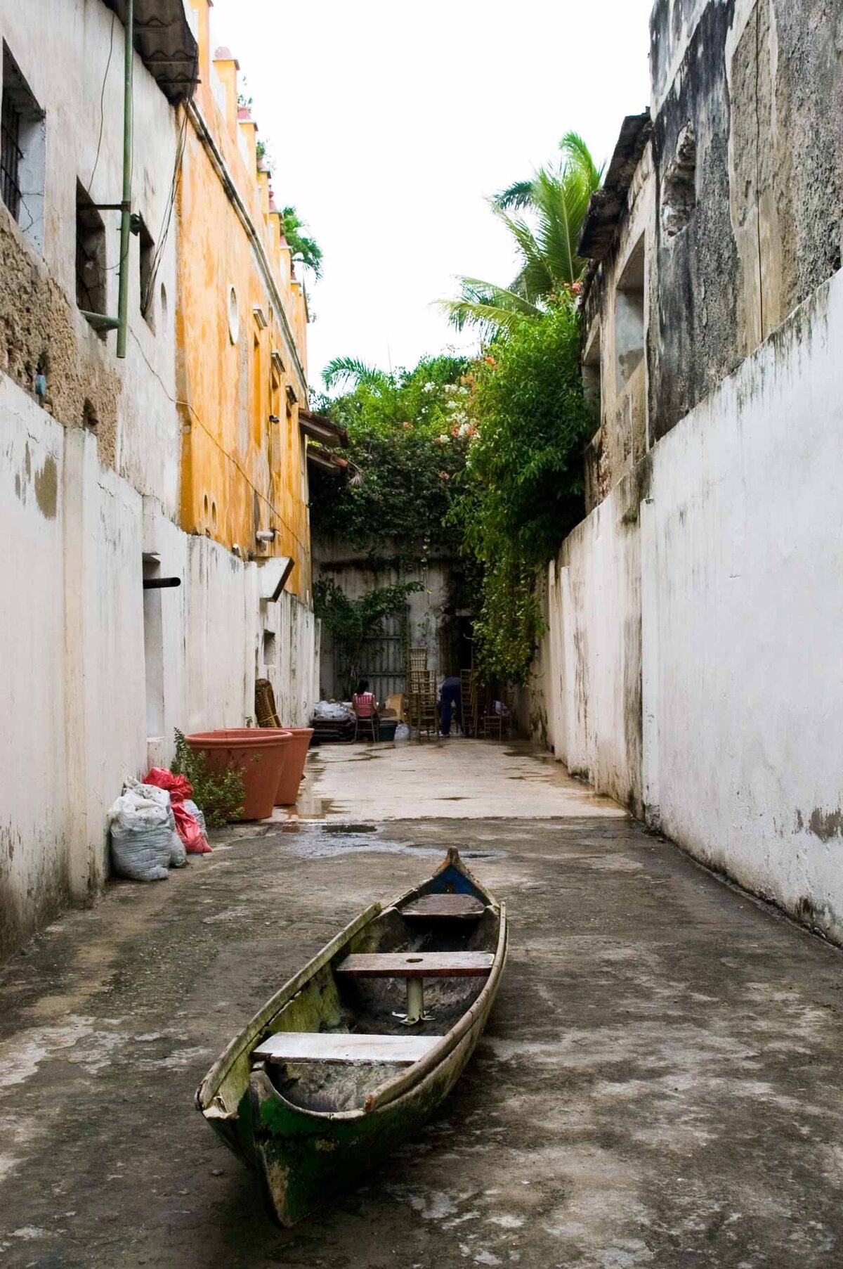 A canoe lies in an alleyway in Cartagena. This shows the oddities of the space in an editorial series of images.