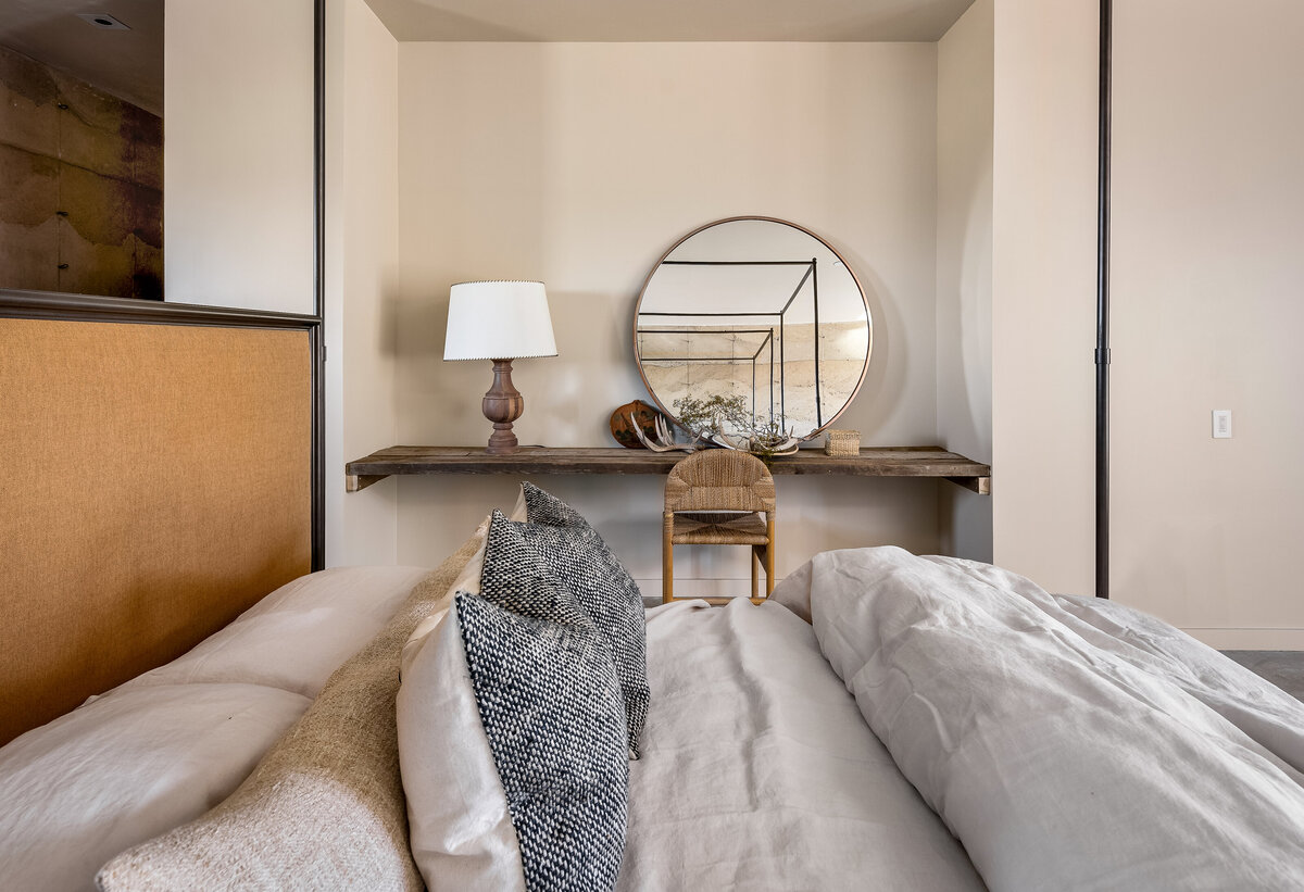14_GUEST HOUSE_RATTLESNAKE_desk view