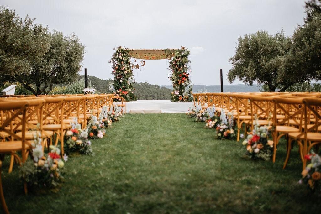 dais-nuptial-fleuri-ceremonie-exterieure