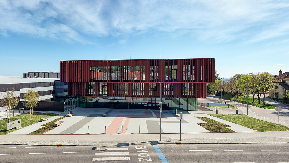 Moderne Architekturfotografie  – klare Linienführung und reduzierte Formsprache für öffentliche Bauaufträge und Architekturwettbewerbe in Österreich
