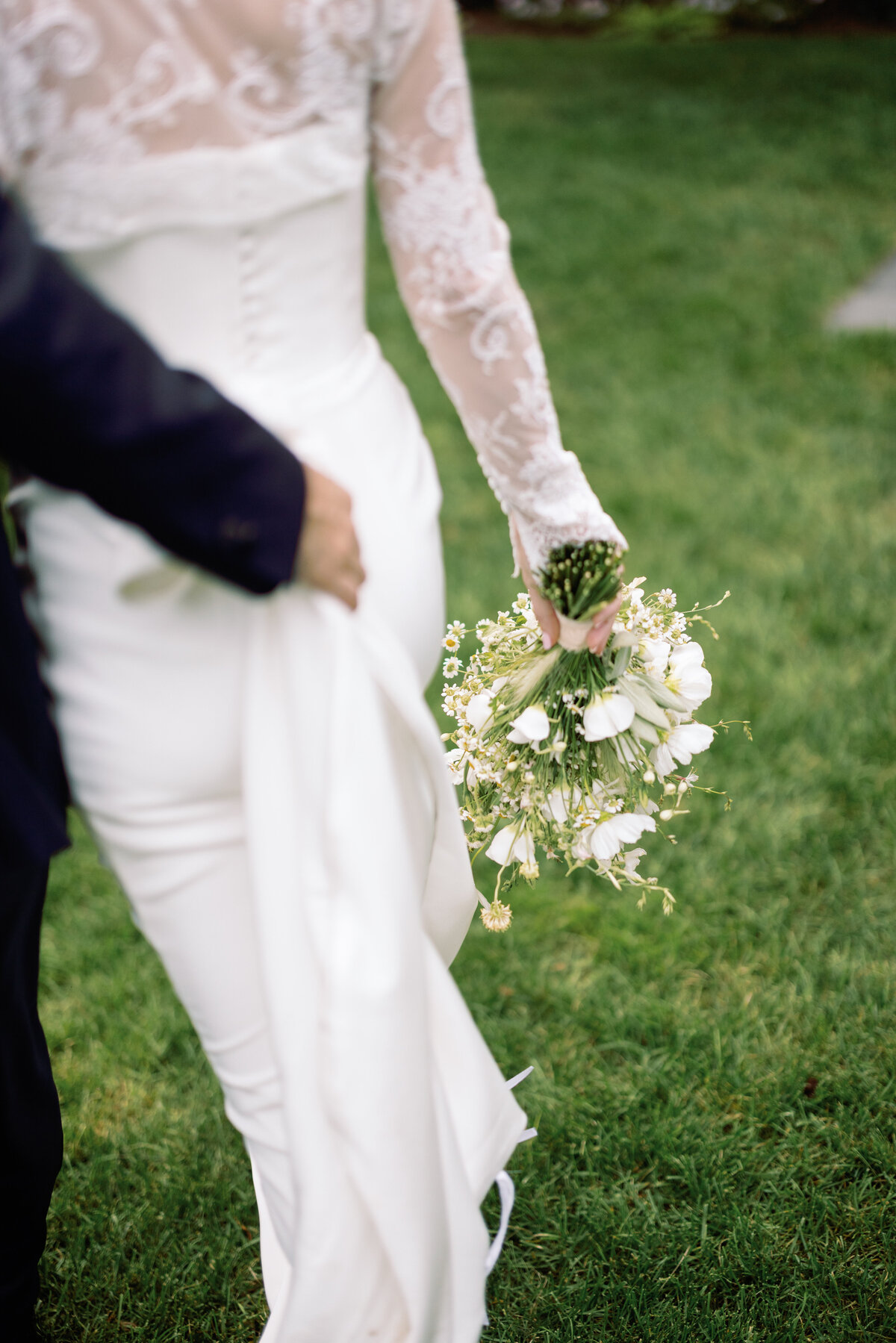 all-white-bridal-bouquet-summer-wedding-newport-ri
