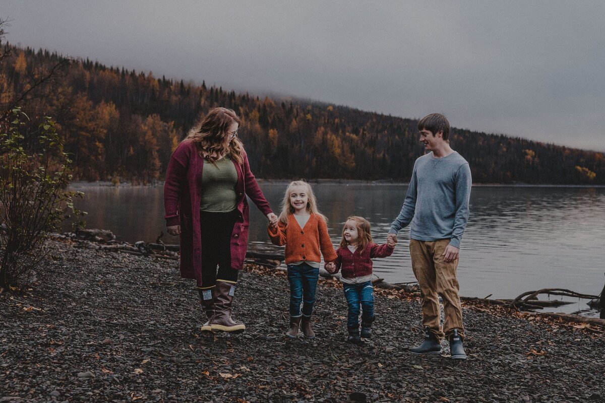 9L0A1325Alaska_EklutnaLake_FamilySession
