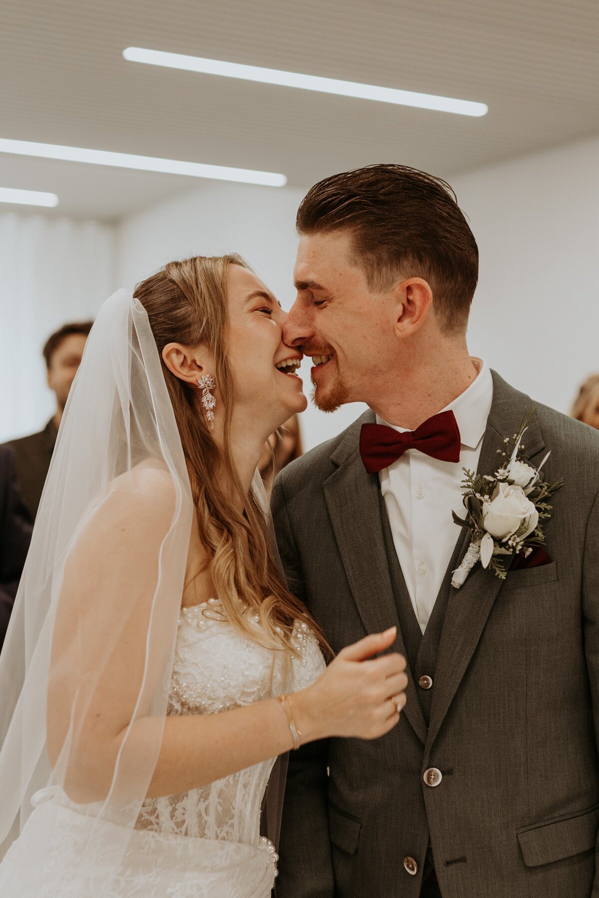 Glücklich lachendes Hochzeitspaar im Standesamt Brühl bei ihrer Winterhochzeit