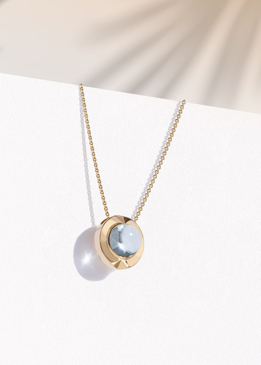 aquamarine and yellow gold round cabachon pendant jasalyn thorne