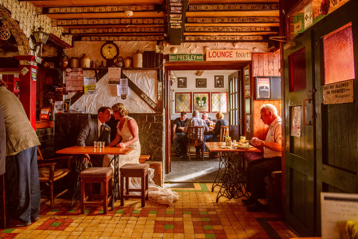 17 bride-and-groom-from-usa-in-pub-burren