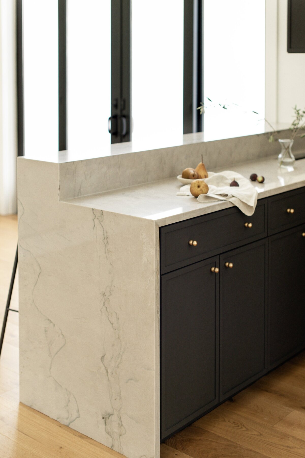 house-franc-toro-canyon-westlake-remodel-renovation-quartzite-countertops-waterfall-edge-wet-bar-oak-floors-navy-blue-cabinets-historic-neighborhood-austin-texas