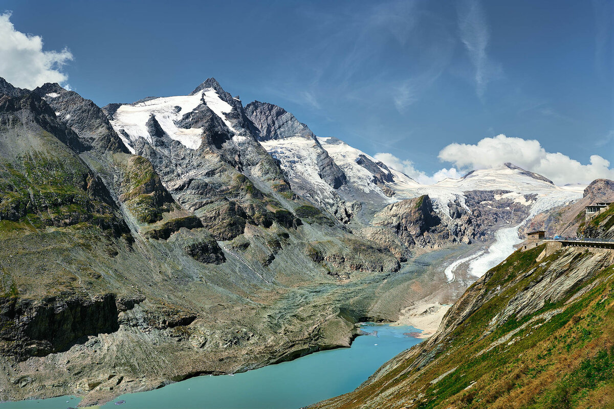 Majestätischer Blick auf den Großglockner mit Gletscher und Hochalpenstraße – fotografiert vom Spezialisten für alpine Landschaften in Kärnten