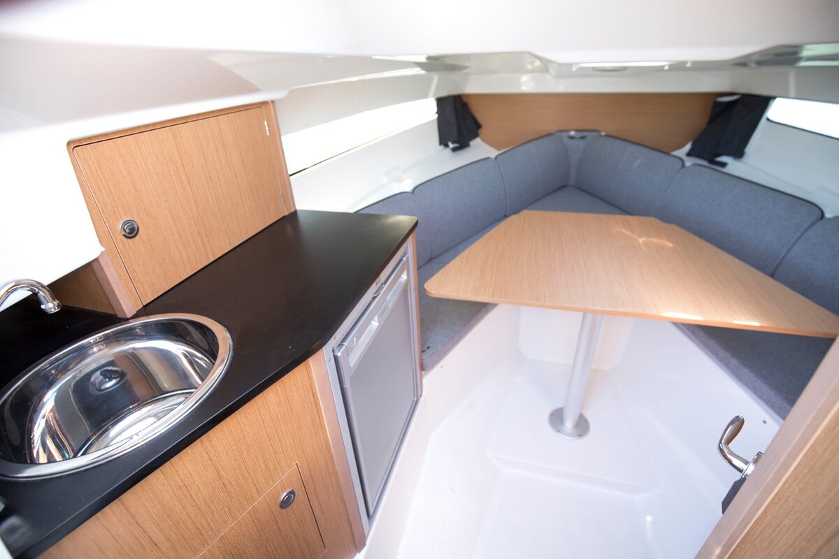 beneteau-flyer-8sundeck-interior-3