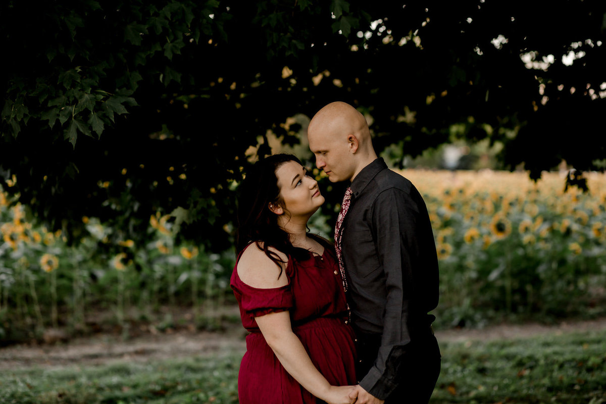 Engagement session in the sunflower field0038