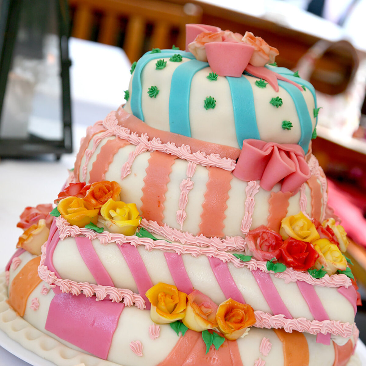 Bruidstaart van Berg's Bakery met veel kleur en rozen.