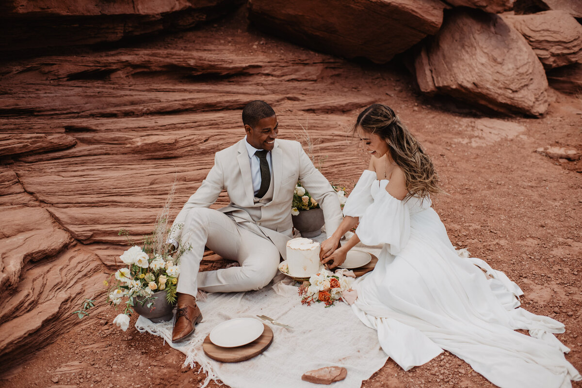 Utah Elopement Photographer captures couple having a picnic
