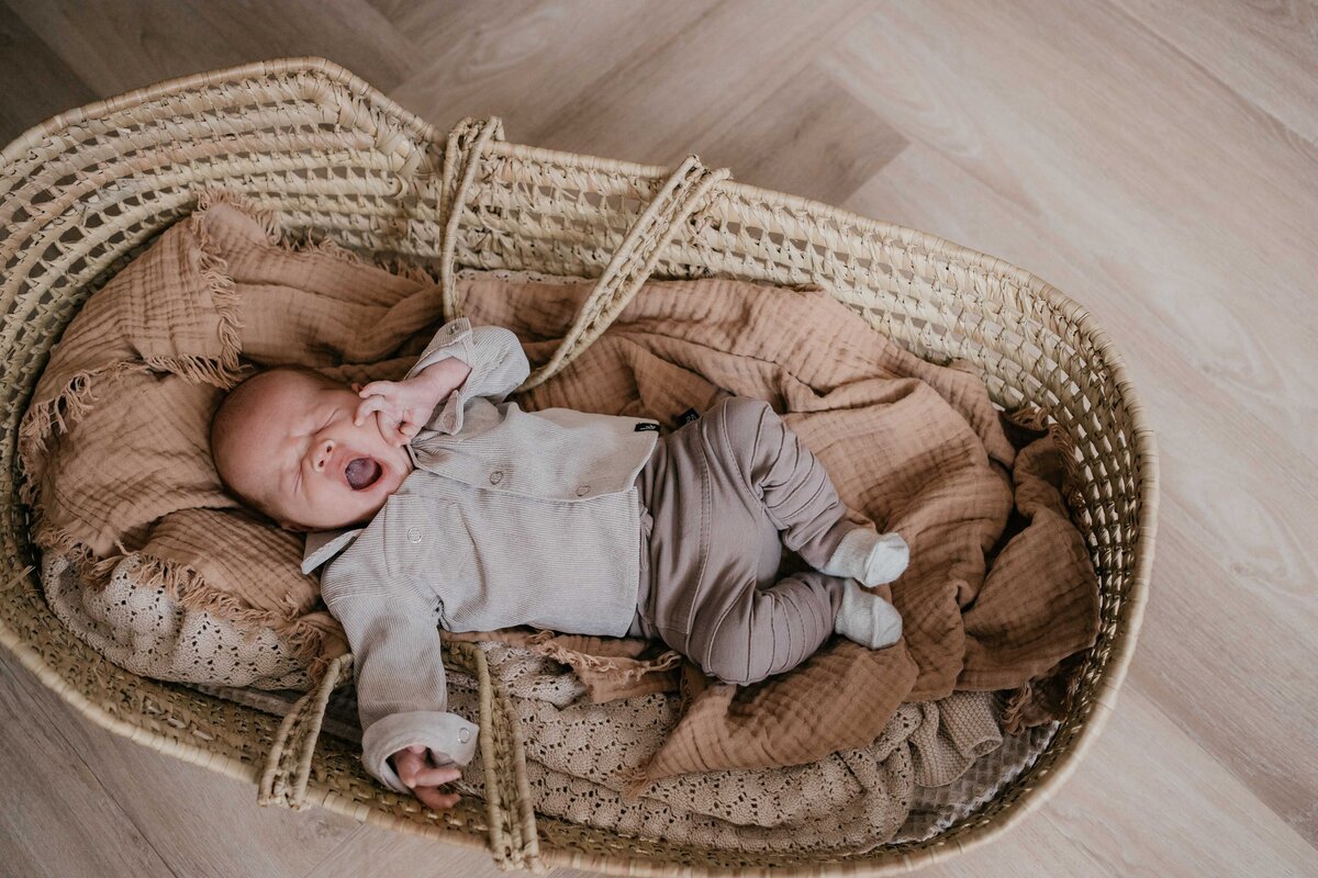 Newbornshoot door Leukfotografie in Amsterdam, Zaandam, Landsmeer, Oostzaan en Purmerend – zachte, liefdevolle babyfoto’s-67