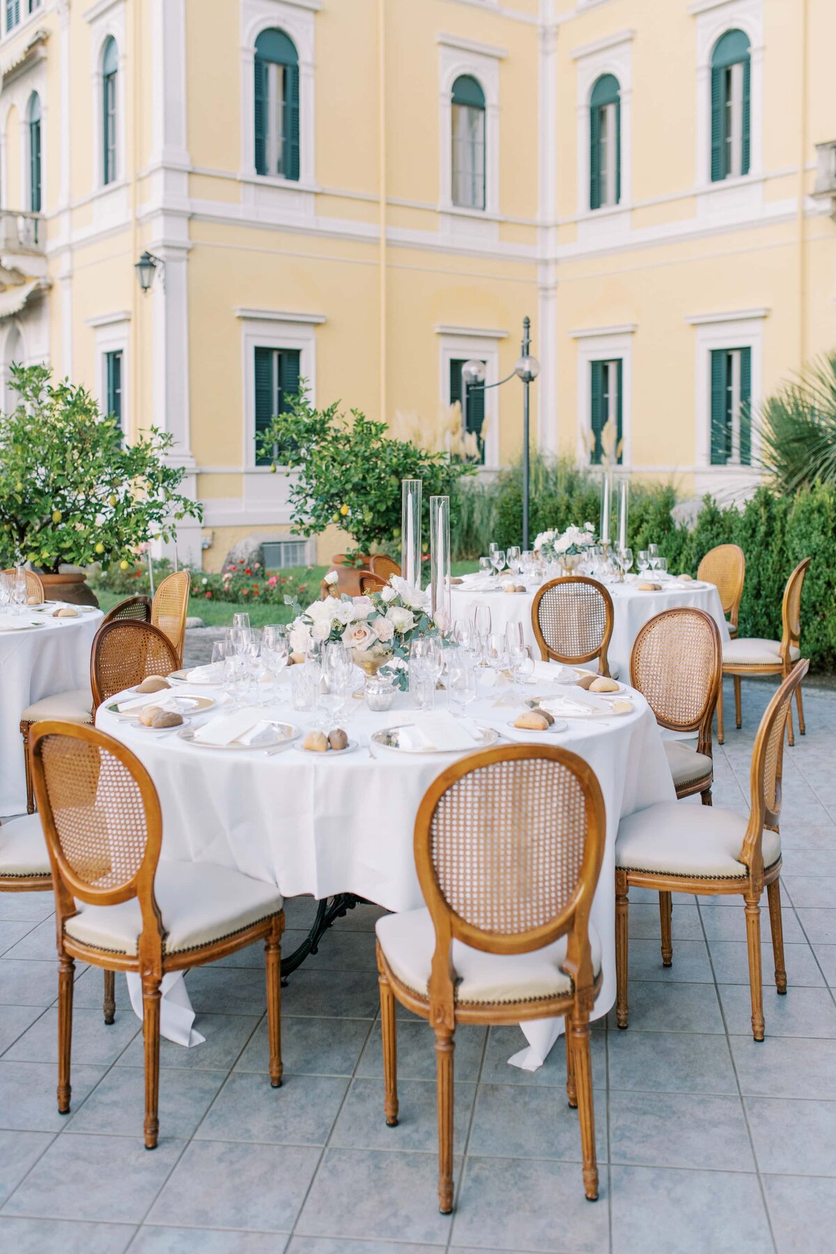 Bröllopsmiddag med dukning på Villa Serbelloni Como