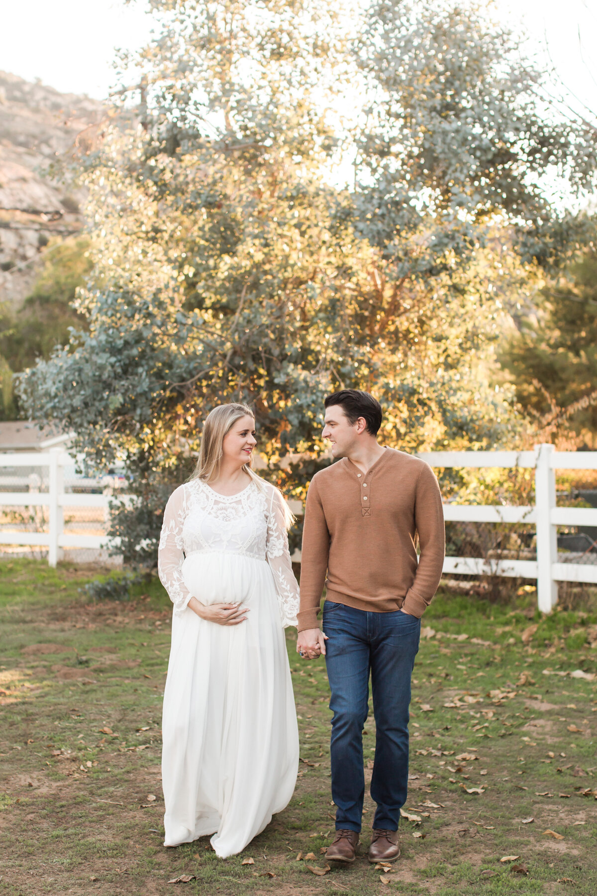 san-diego-maternity-photo-shoot-couple-walking