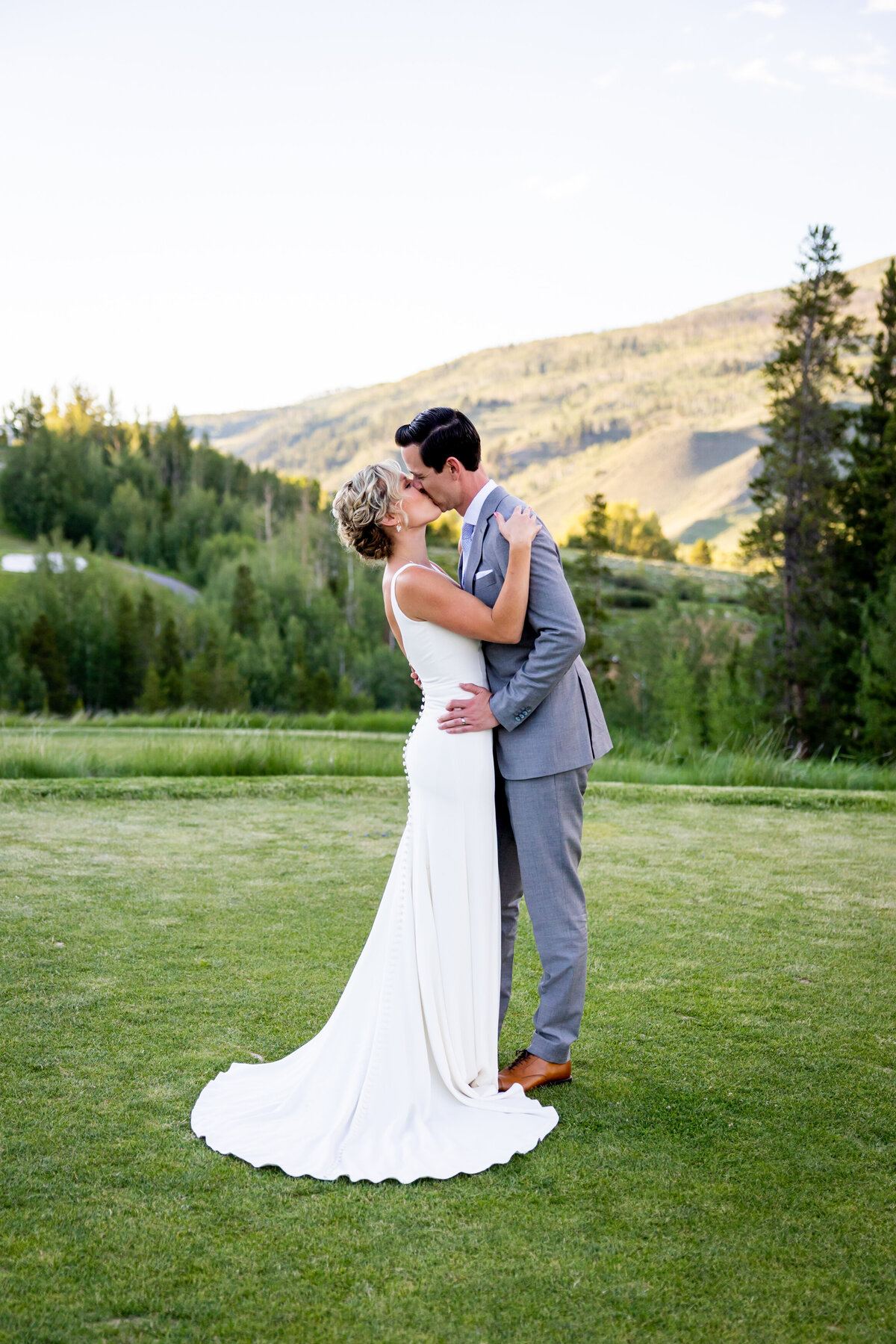 hillary-shedd-photography-Silverthrone-Colorado-Colorful-Wedding-Three-Peaks-Golf-Club-151