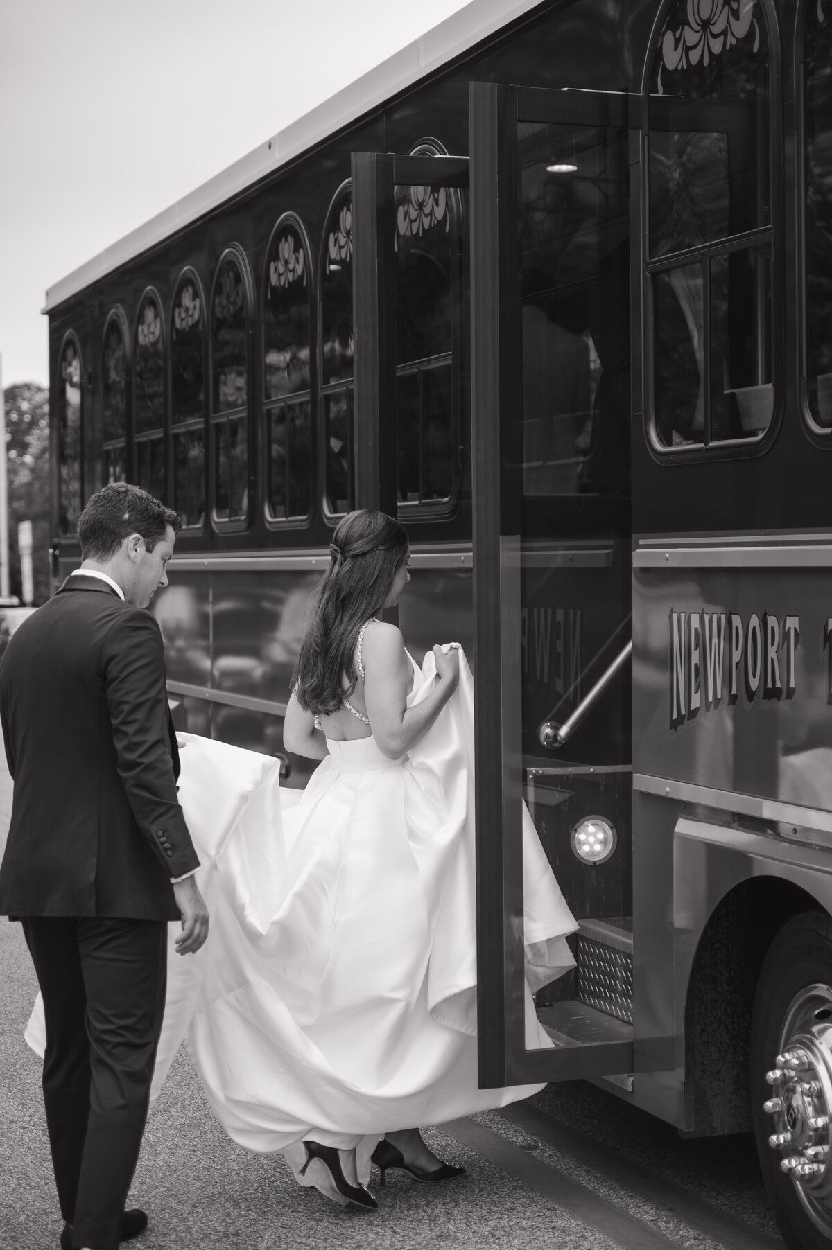 newport-harbor-island-wedding-trolley