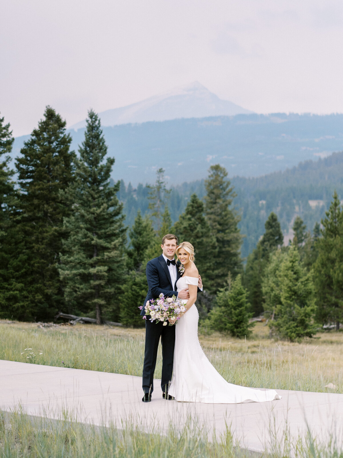 yellowstoneclub.wedding.elizabethlanier.bride.groom-27