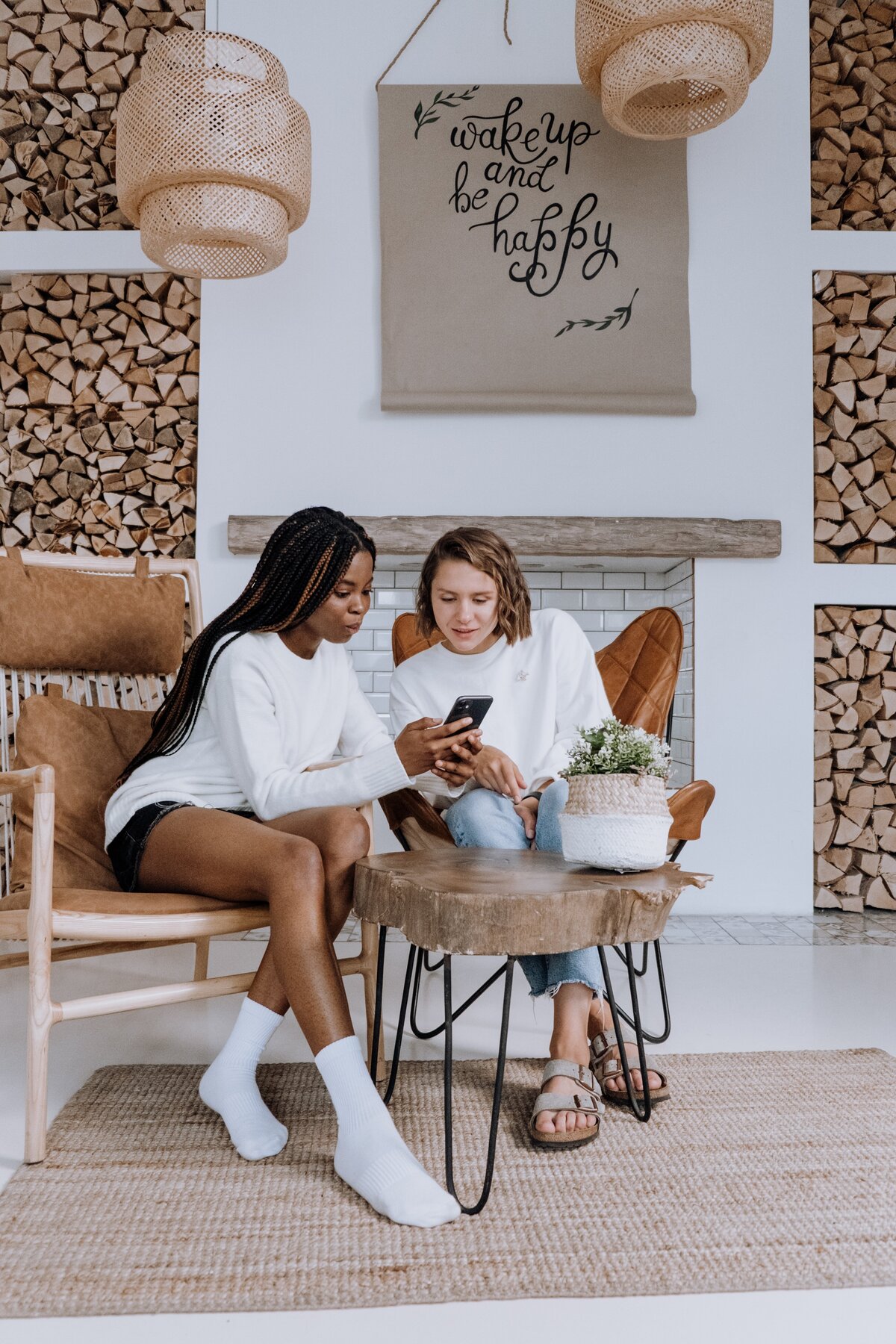 phone-friends-pexels-cottonbro-5081919