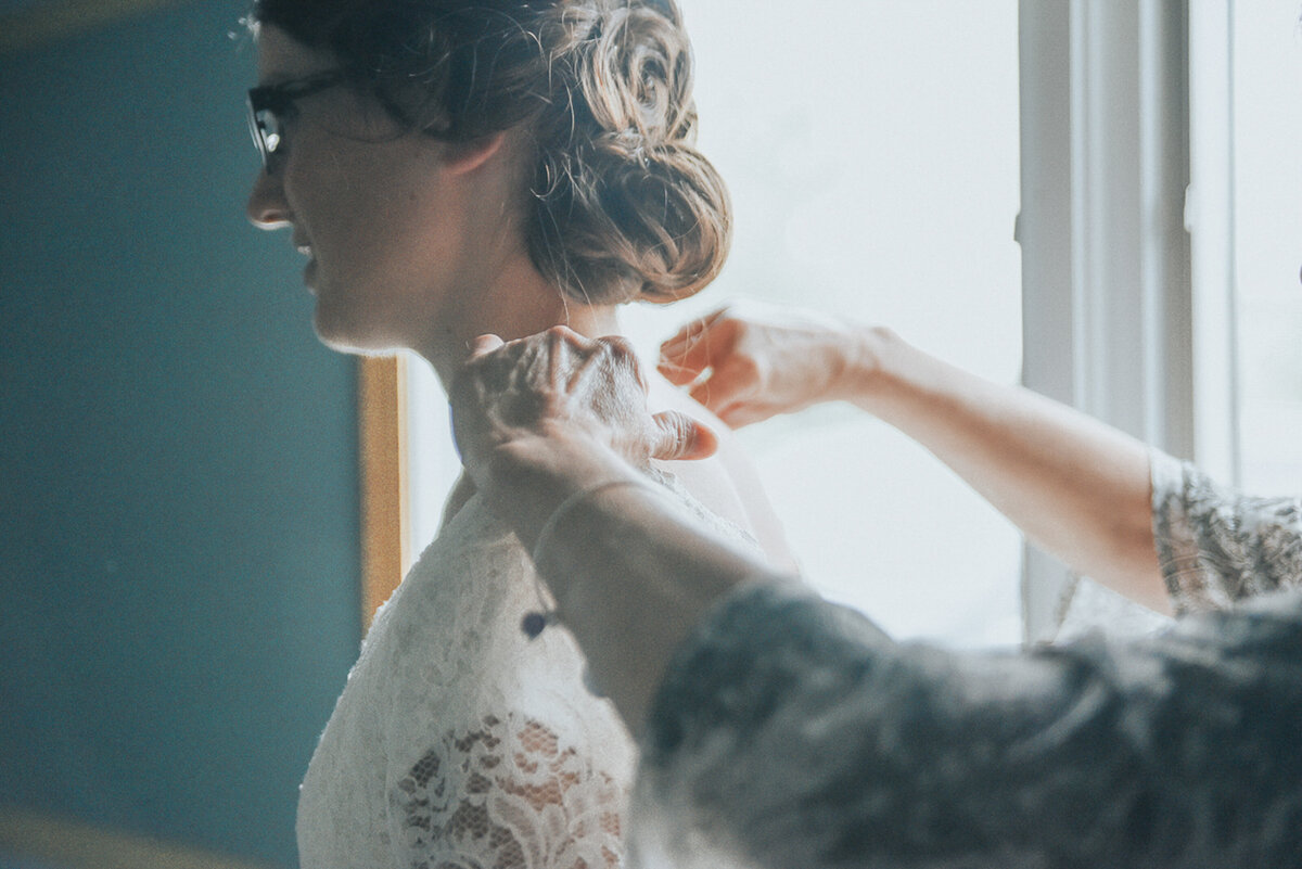 wedding getting ready | Iowa wedding photographer | Iowa Photographer | Playlife | Cedar Rapids | Iowa City | Kalona | Alaynna Ann Schwartz-20