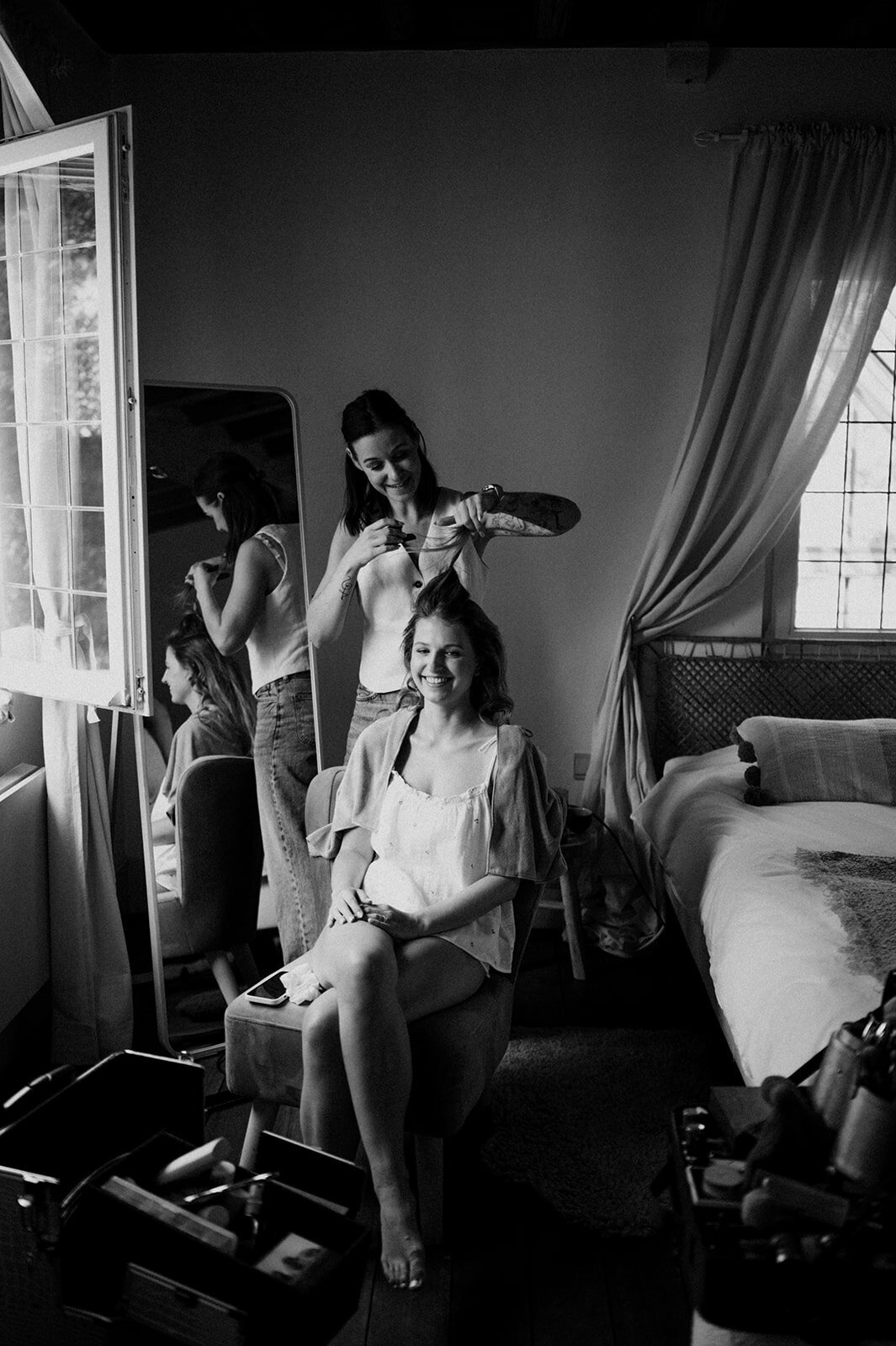 Herentals, salon weddings, moody, authentiek, alternatief trouwen,bruid, 2026, elopent, intiem, spontaan, tijdloos, trouwfotograaf, antwerpen - klaarmaken & first look-13