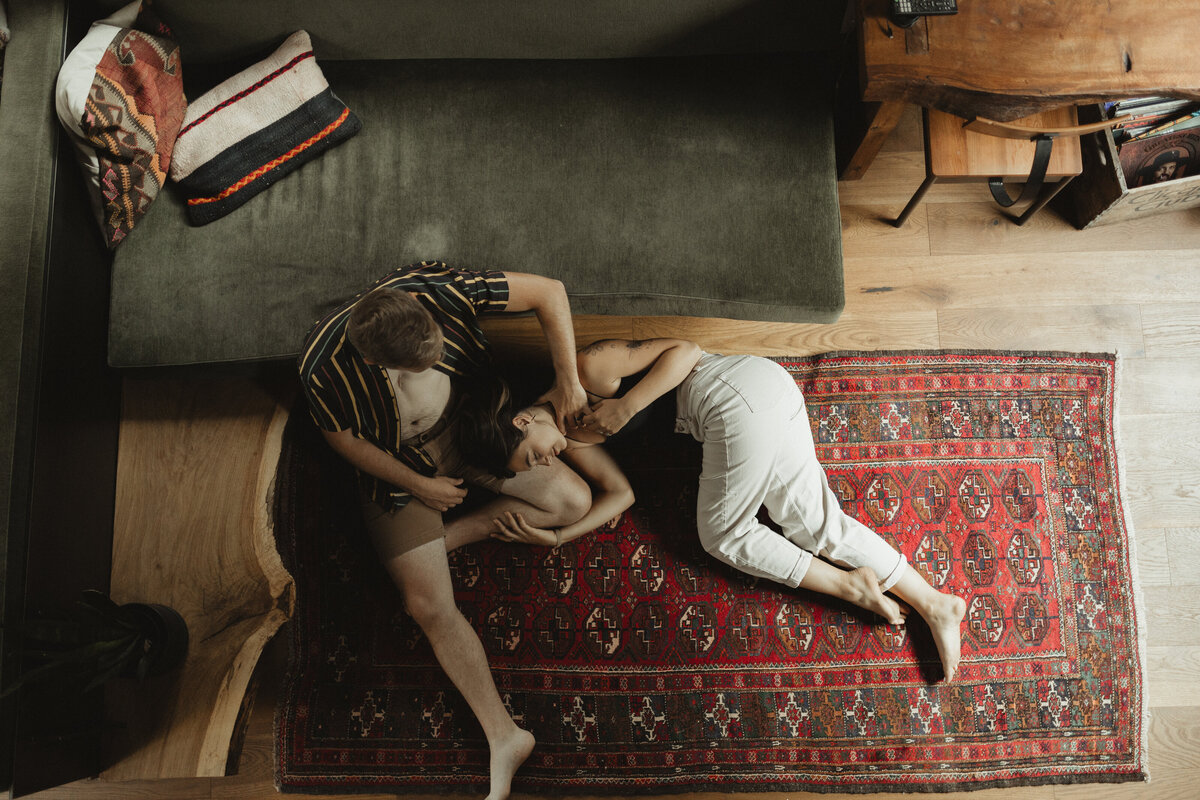 casualcouplesinhomesessionkansascityphotographer-45