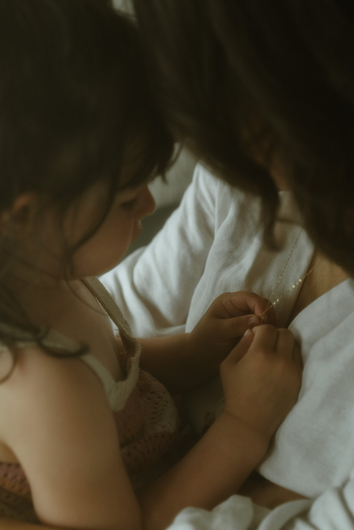 Fotograaf Herentals, intiem, mama, dochter, authentiek, moody, gezin, mommy and me-11