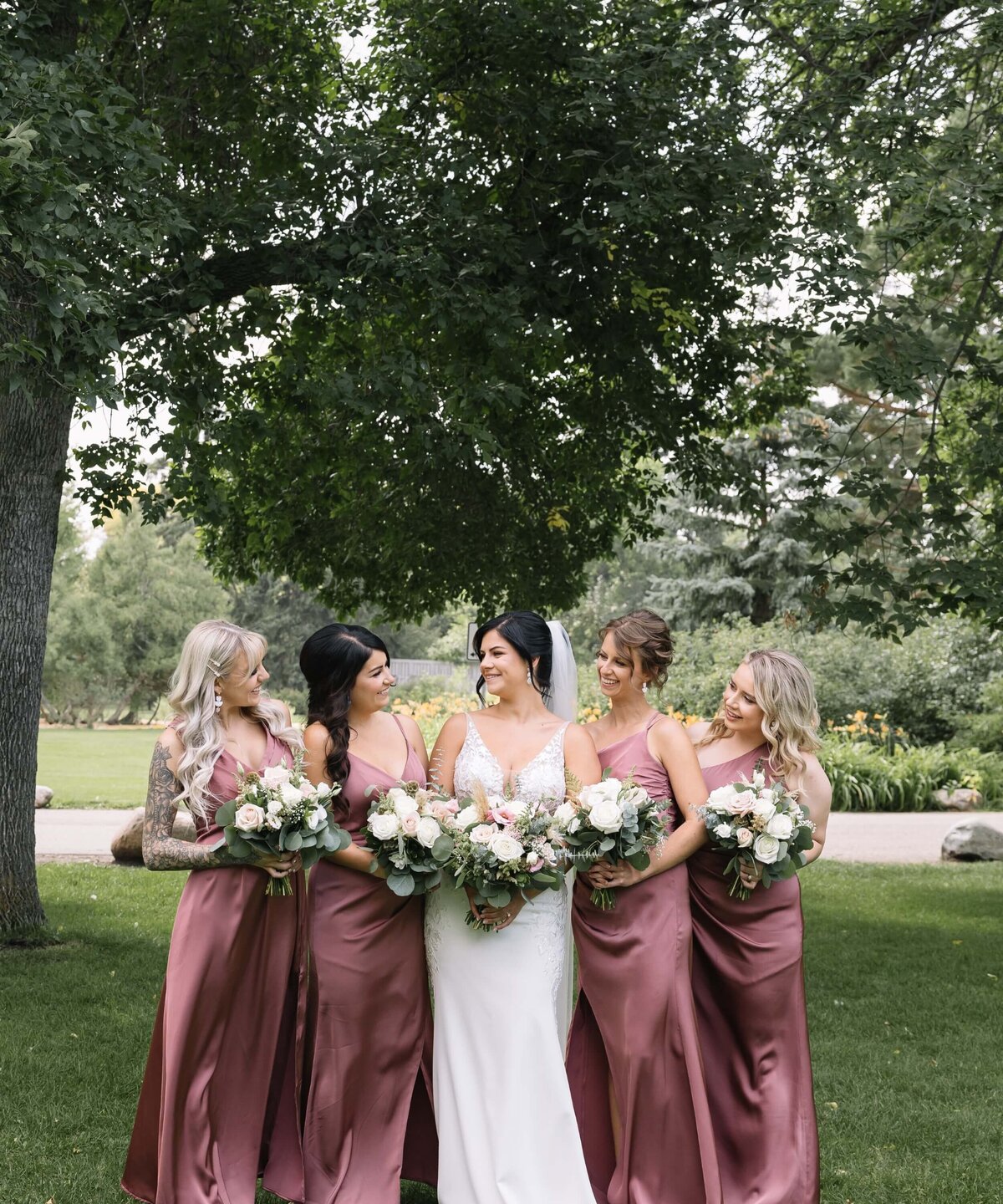 bride-and-bridemaids-wedding-day-nika-helgeson-photography