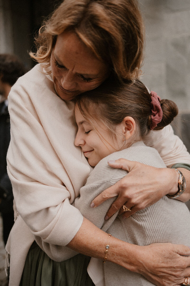 wedding-guests-hugging-laurianevega